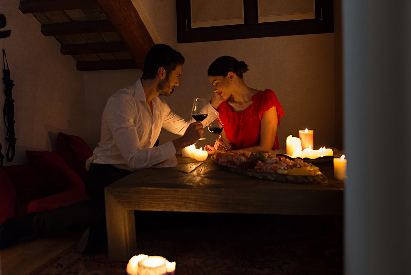 Новогодний секс мужа и жены при свечах в ванной