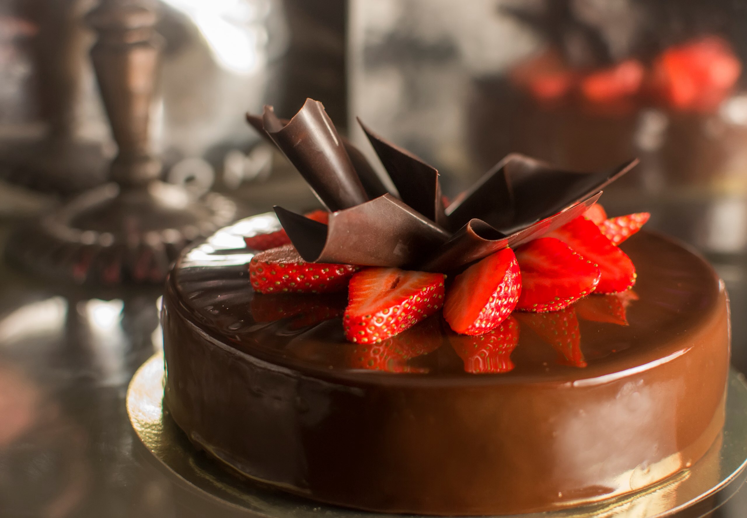 Декор шоколадного торта клубникой