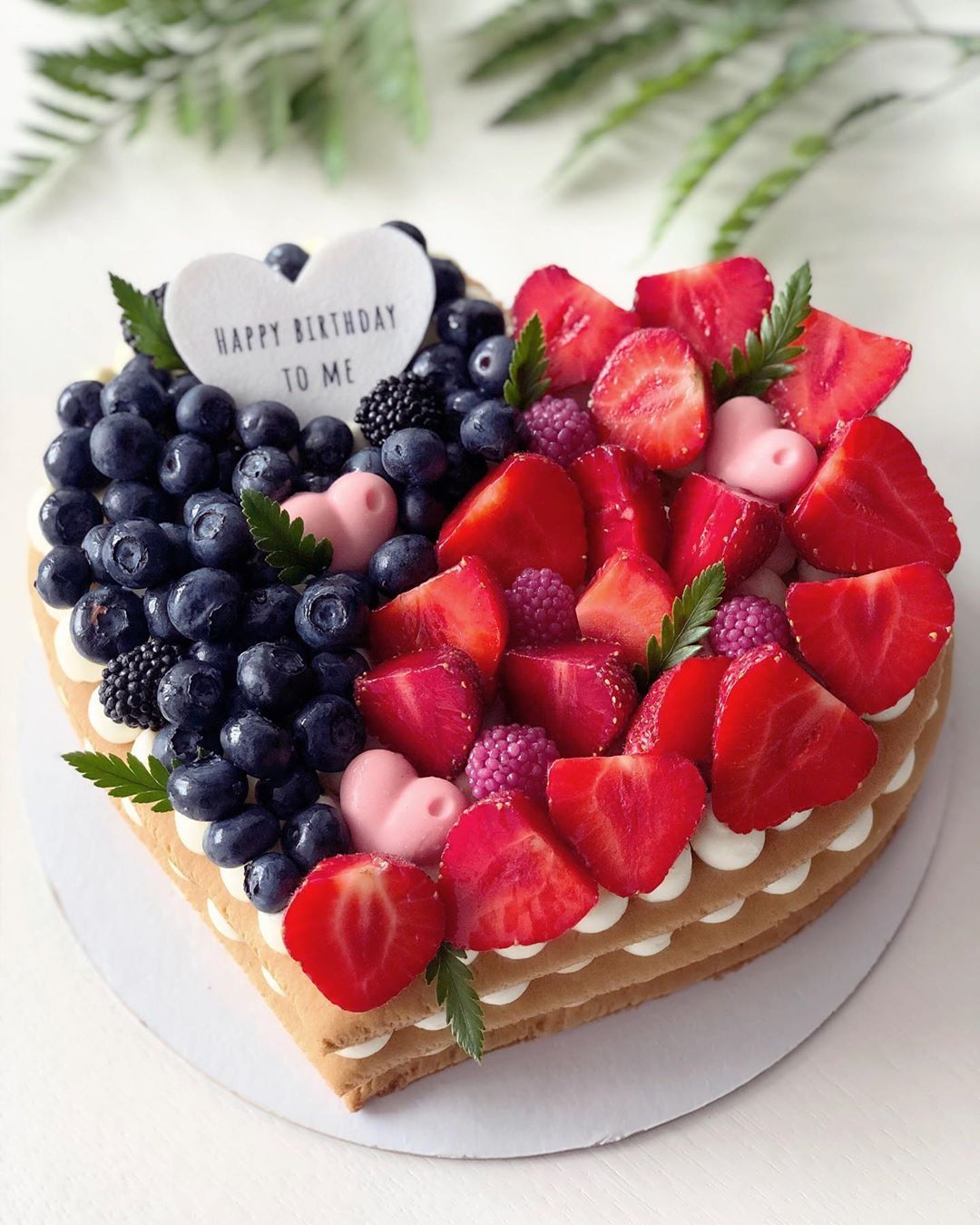 Торт сердце с ягодами