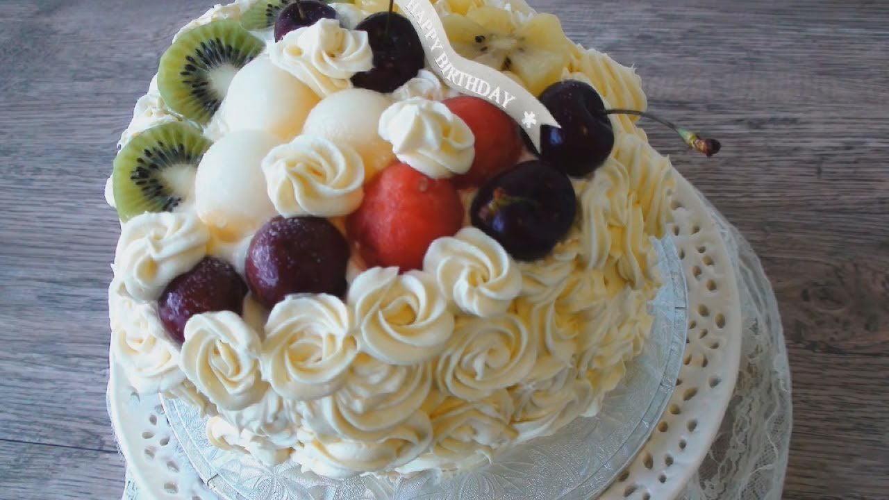 Красивые торты со взбитыми сливками и фруктами