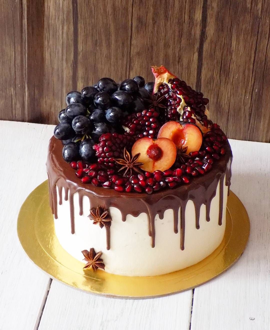 фото шоколадного торта с фруктами