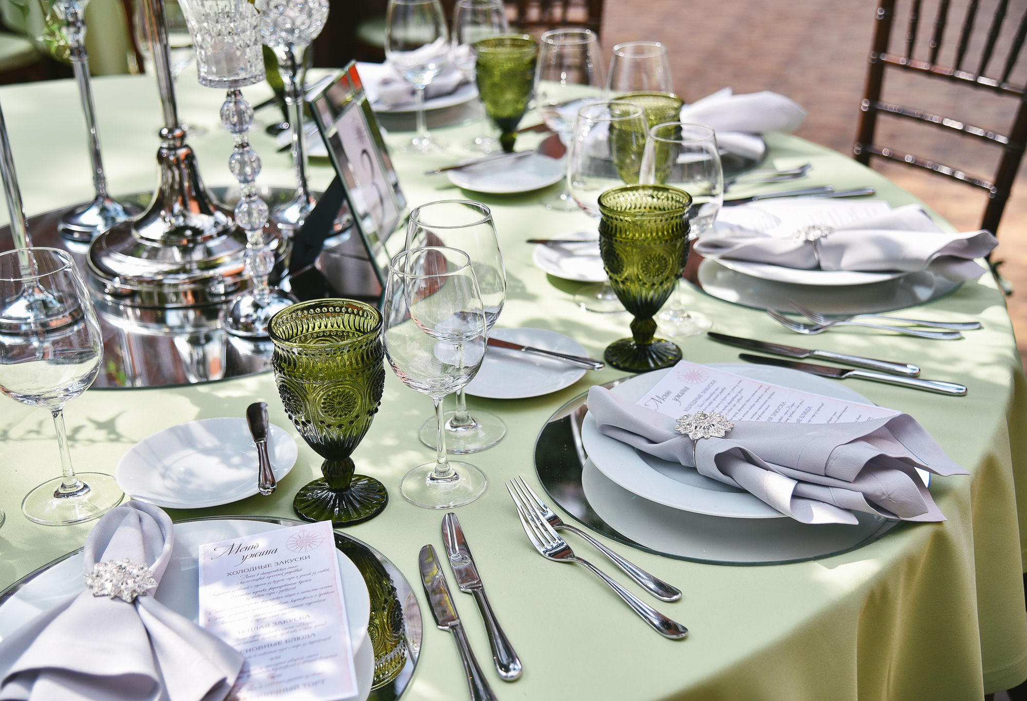 Сервировка стола с зелеными бокалами