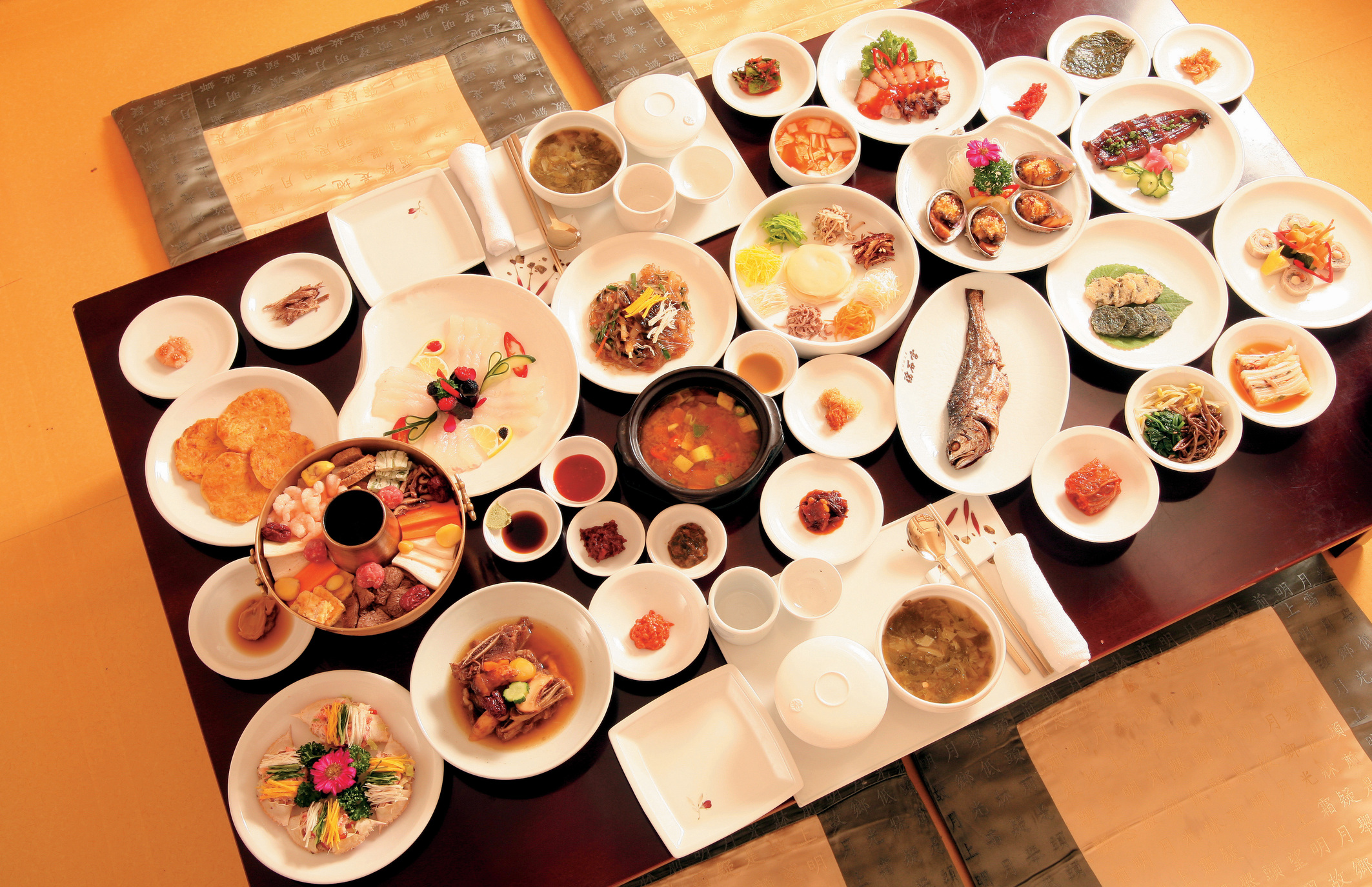 японский стол с едой