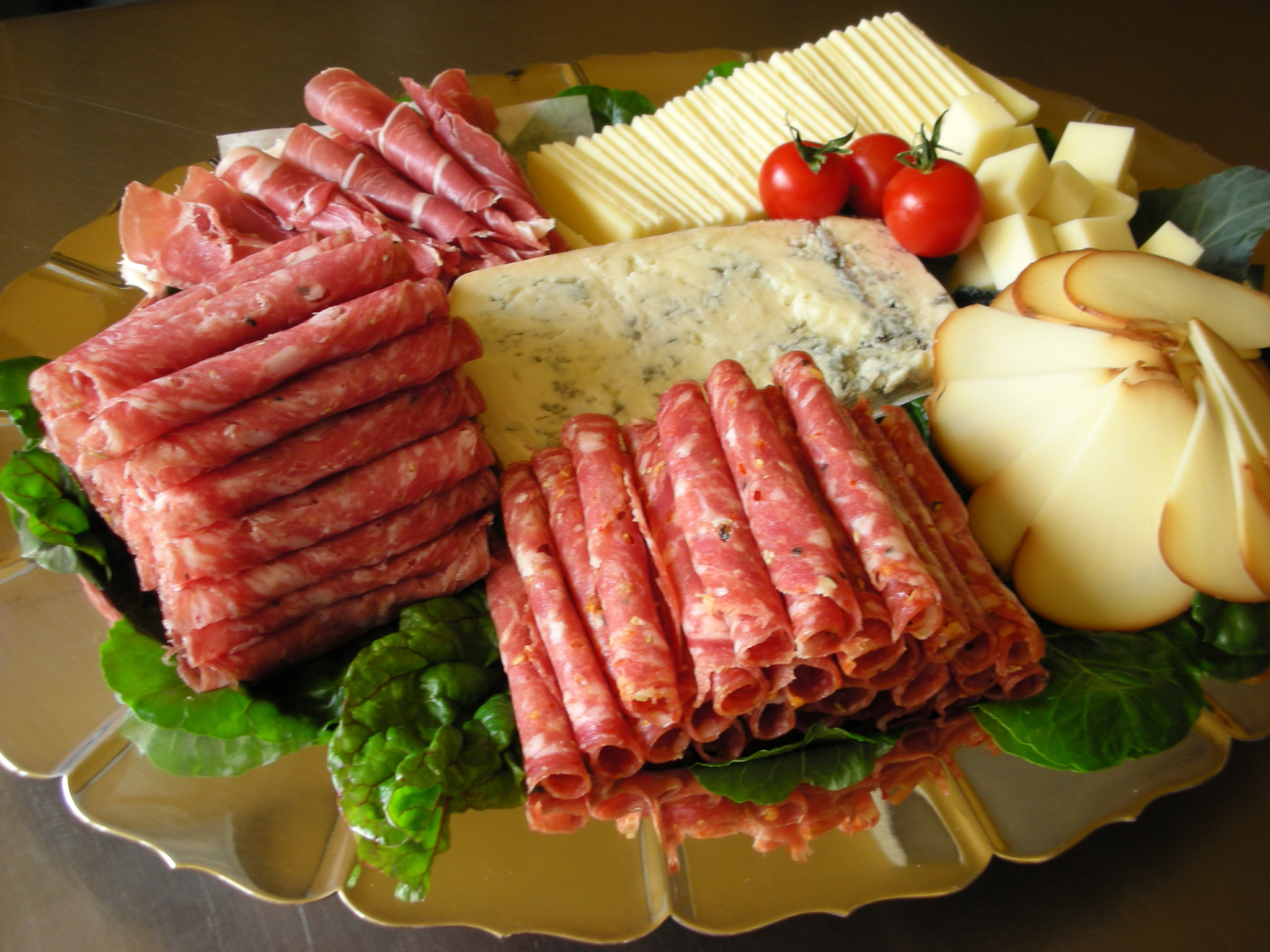 Нарезка из колбасы и сыра на праздничный стол фото