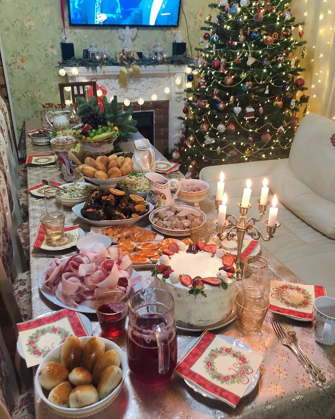 Новогодний стол с едой