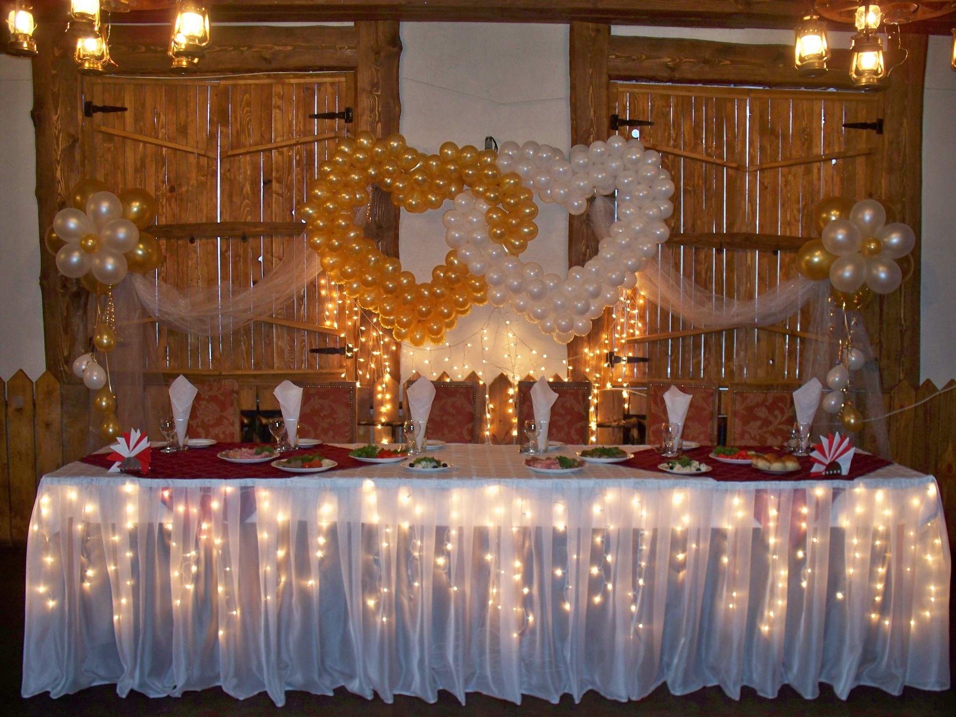 Как украсить зал на свадьбу своими руками недорого фото