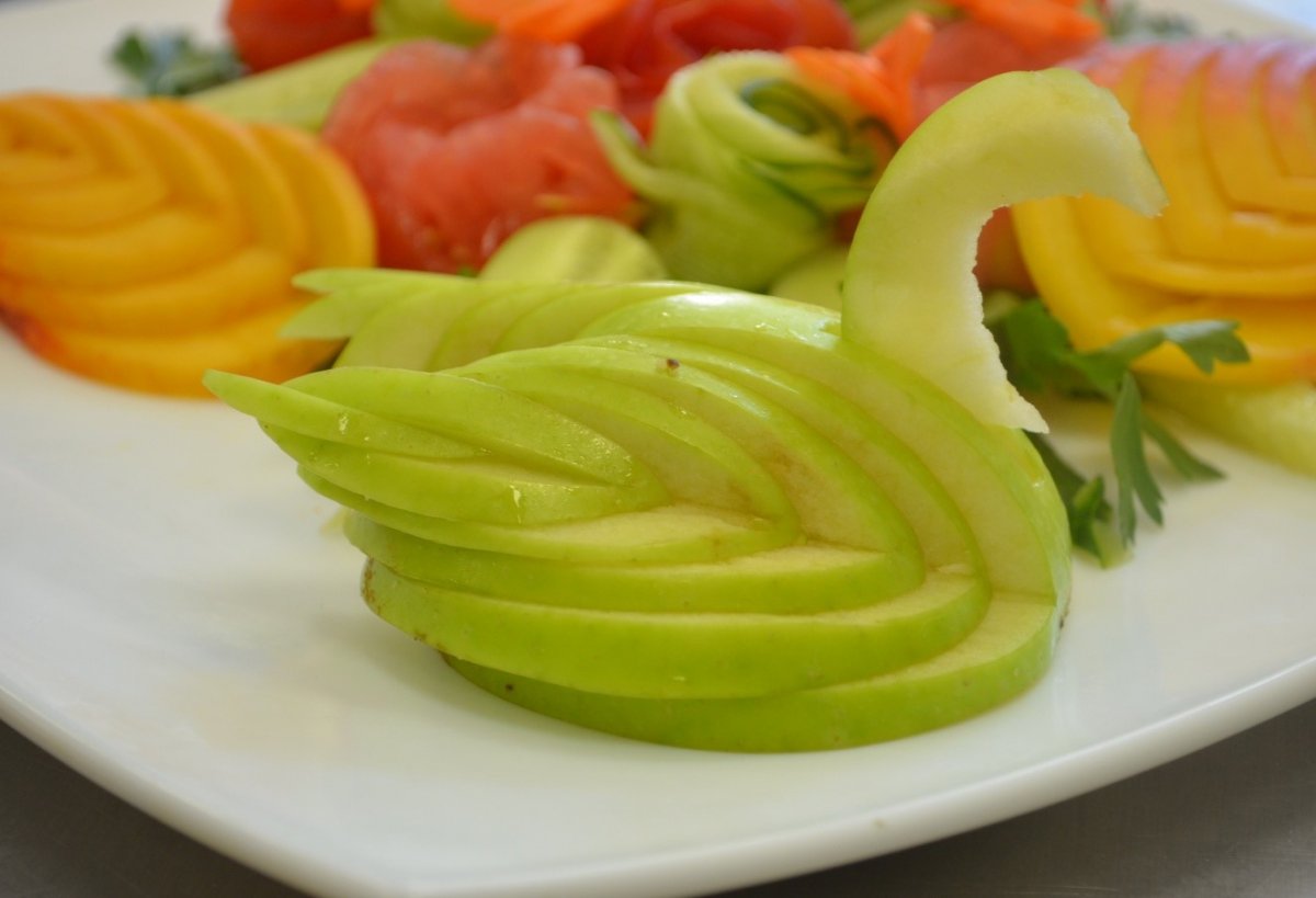 Красиво нарезать овощи и фрукты