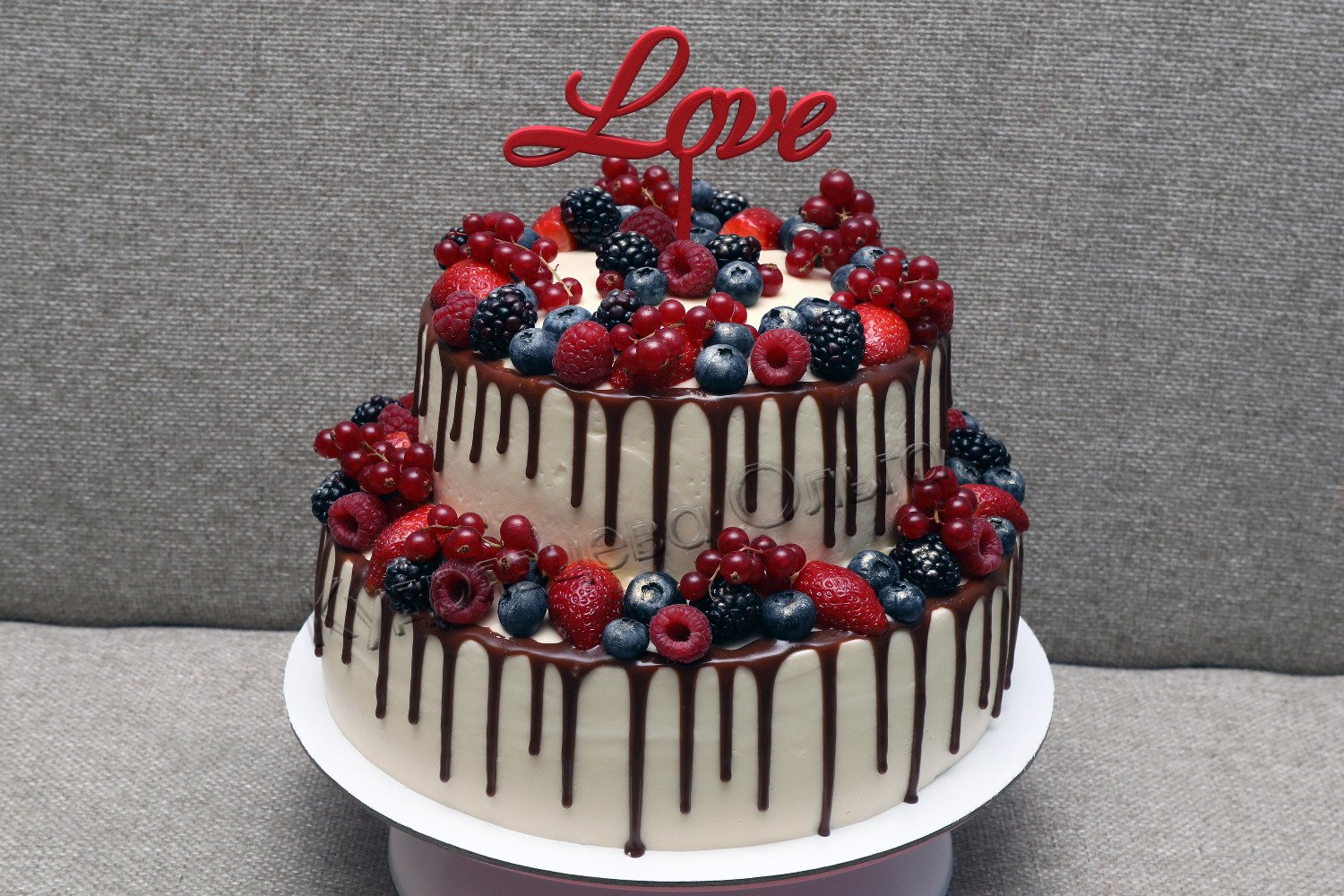 Украшение двухярусного торта с ягодами и шоколадом