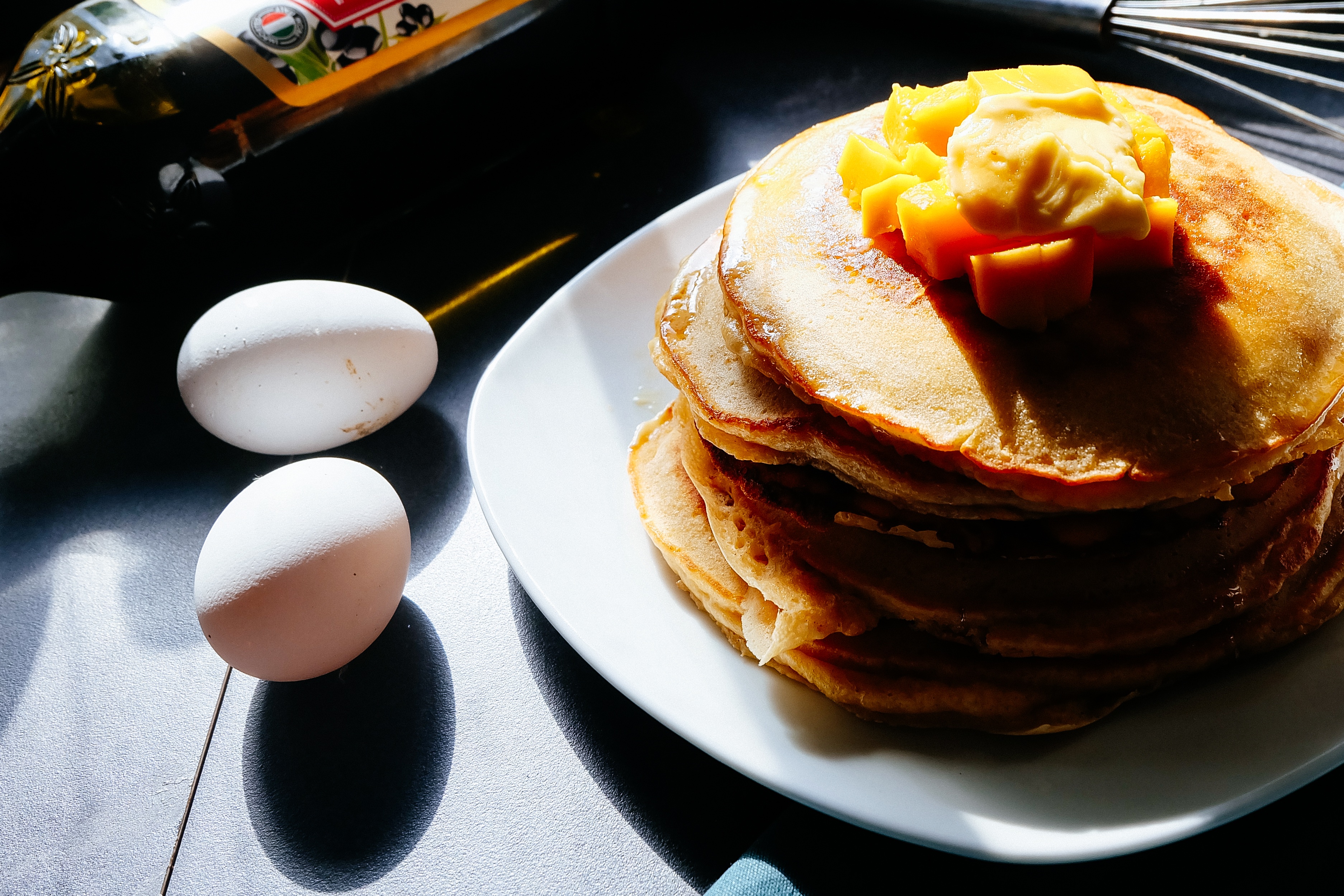 Зачем яйца в блинах. Красивые блины. Блины на завтрак. Аппетитные блины. Завтрак яичница и блины.