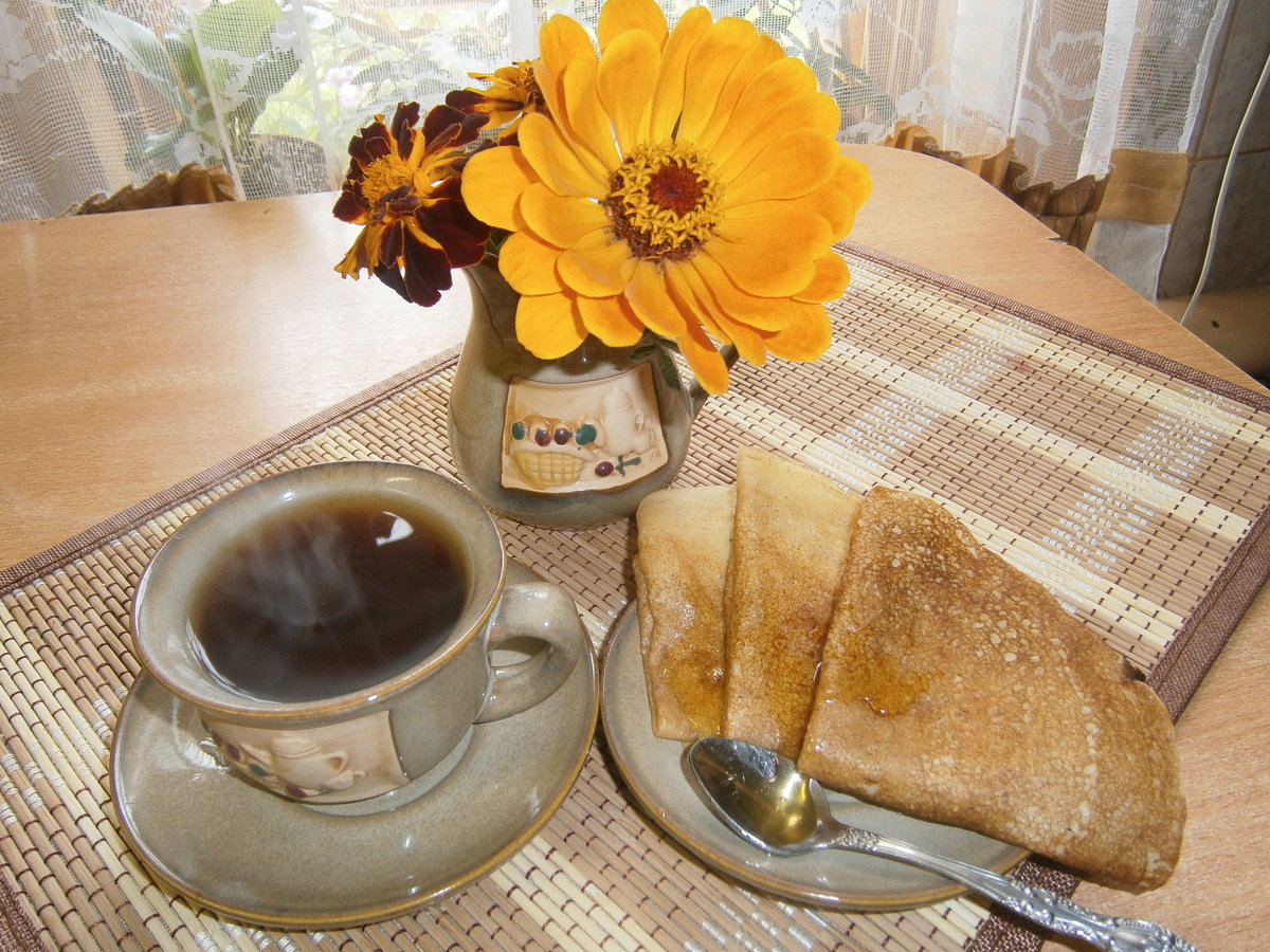 Картинки с блинами доброе утро и пожеланиями. Чай с блинами. Доброе утро блины чай. Чай с блинчиками. Чаепитие с блинами.