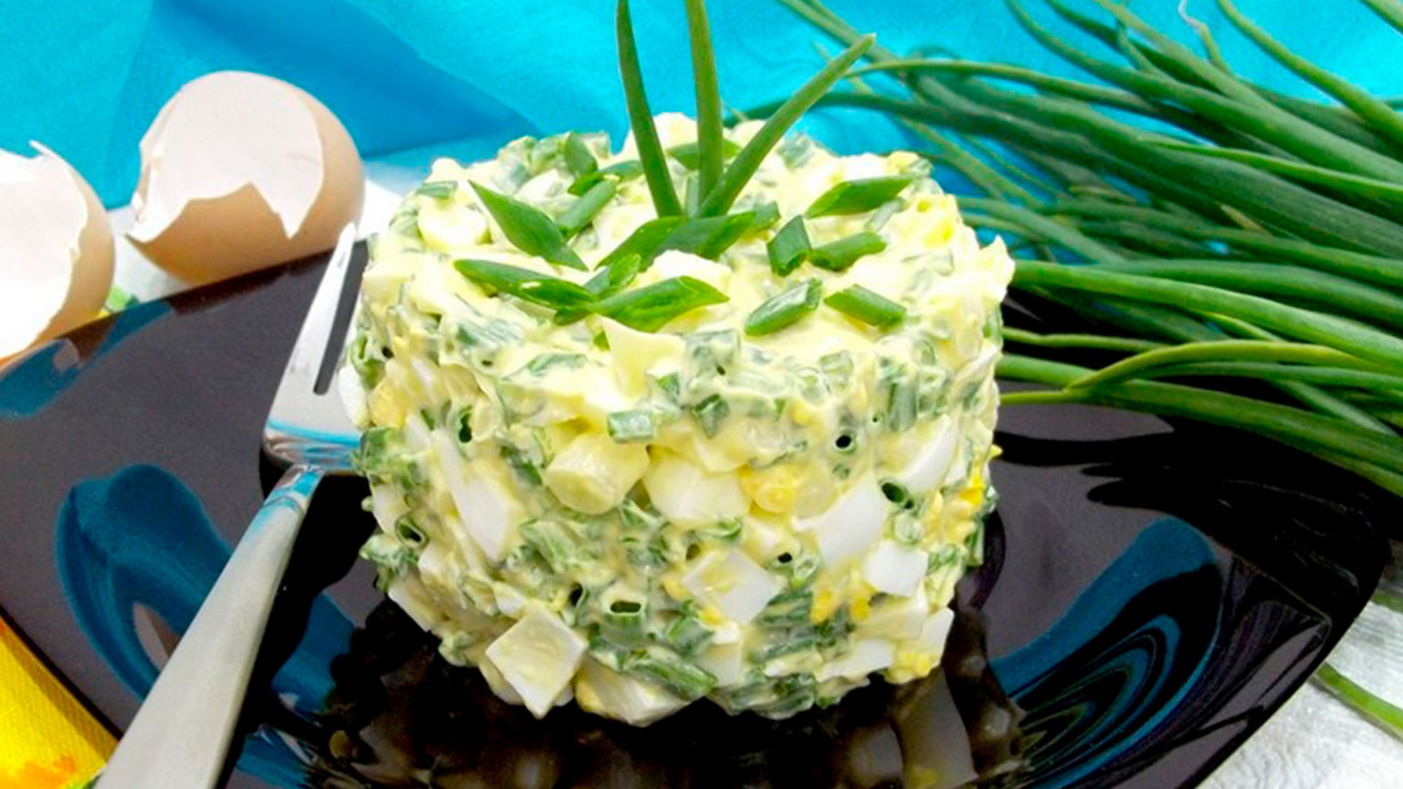 салат зеленый лук с яйцом фото