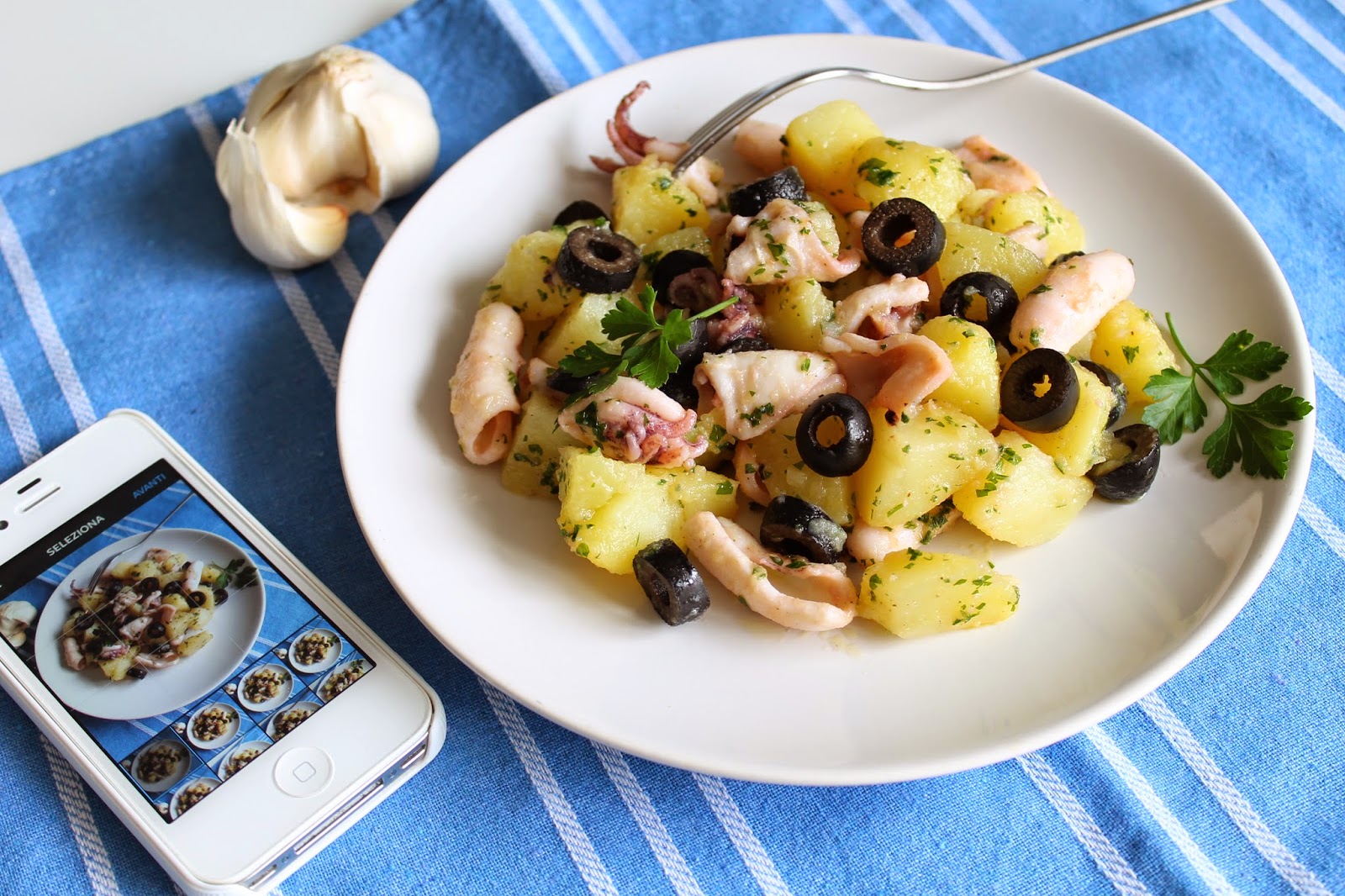 Рецепты с копченым кальмаром. Салат картофельный с кальмарами. Салат с кальмаром и картофелем. Кальмар с картофелем. Салат с кальмарами и картошкой.