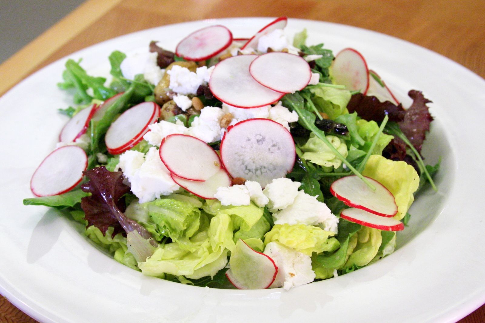 Салат из редиса рецепты простые и вкусные. Салат весенний. Салат из редиски. Салат с редисом и огурцом.