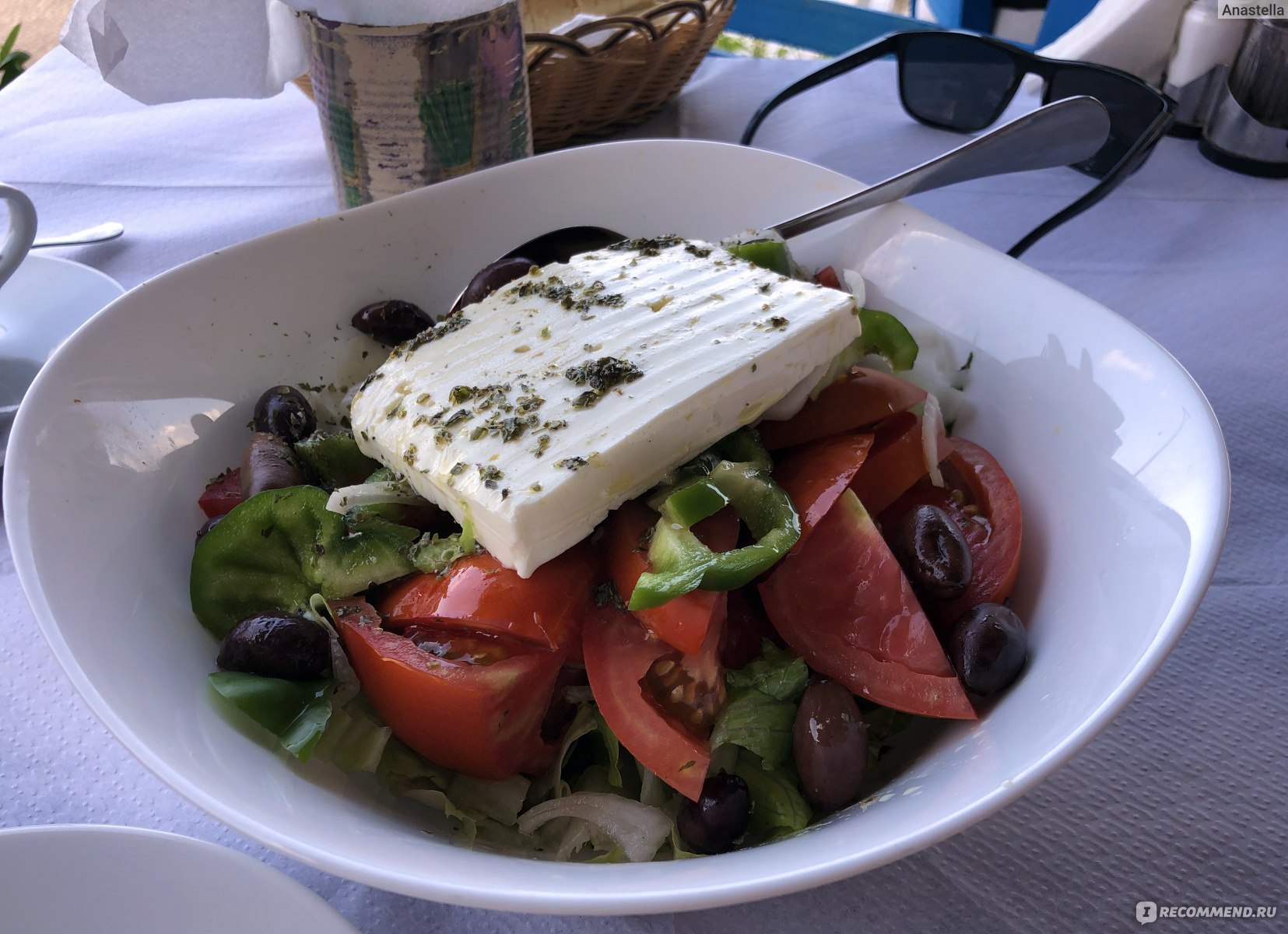 Настоящий греческий. Греческий салат в Греции. Греческий салат подача в Греции. Салата греческий остров Крит. Греческий салат Крит.