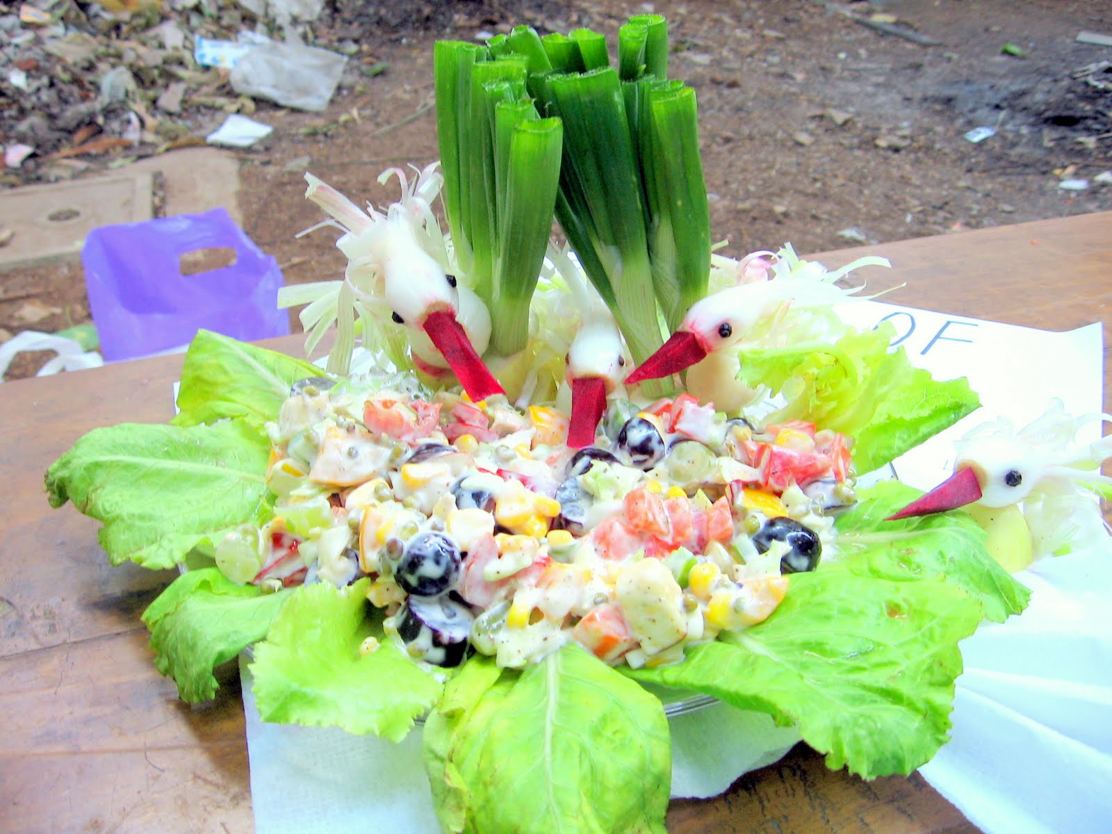 Что можно положить в салат. Закуска в листьях салата. Листья салата украшение. Букеты салатные. Салат украшенный листьями салата.