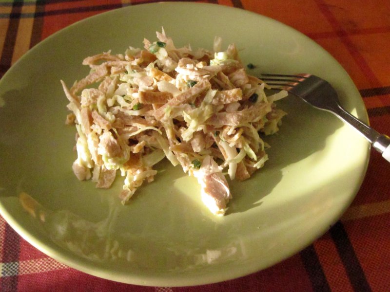 Блинный салат с куриной грудкой