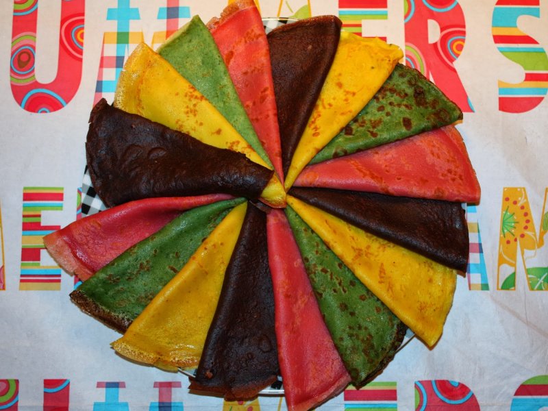 Разноцветные блины с пищевыми красителями