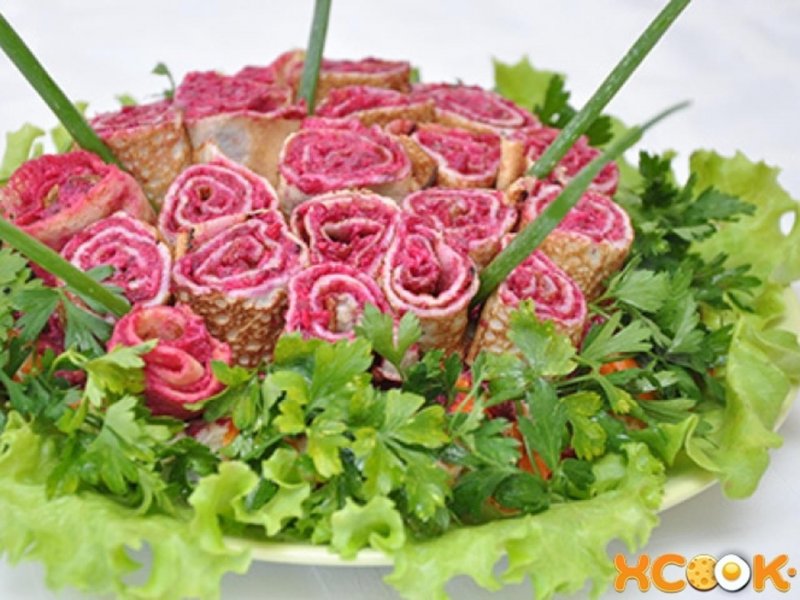 Праздничный салат букет роз с блинами