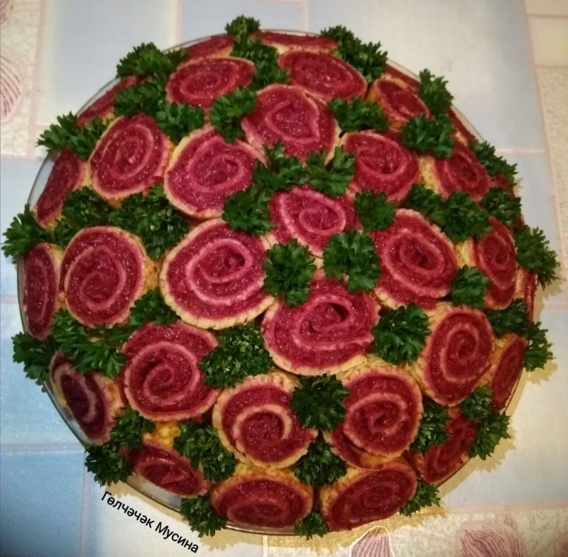 Праздничный салат букет роз