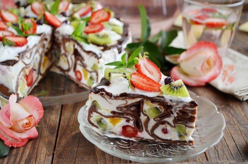 Блинный торт с творожным кремом и фруктами