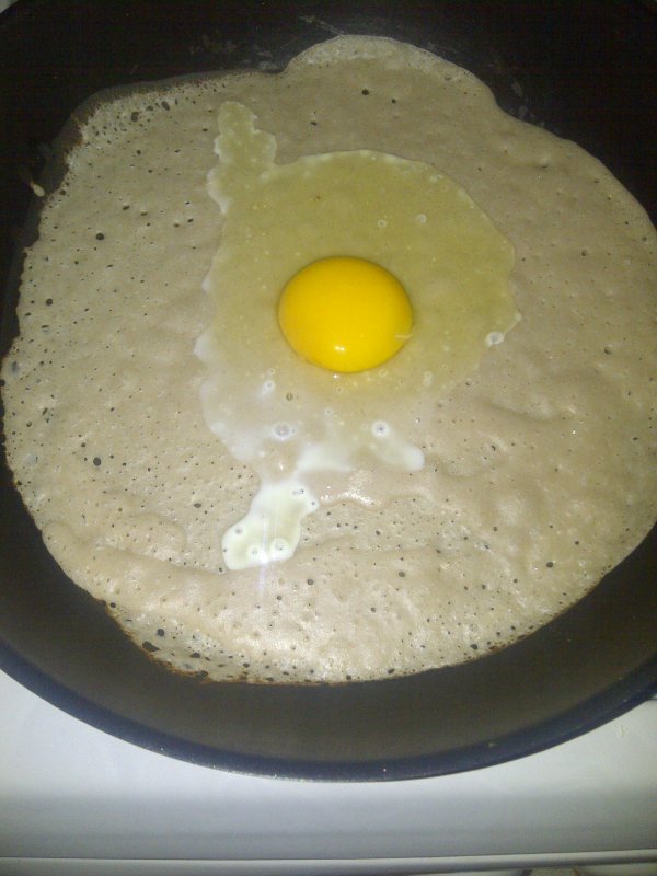Яичный блин на завтрак на сковороде