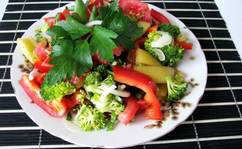 Овощной салат из брокколи