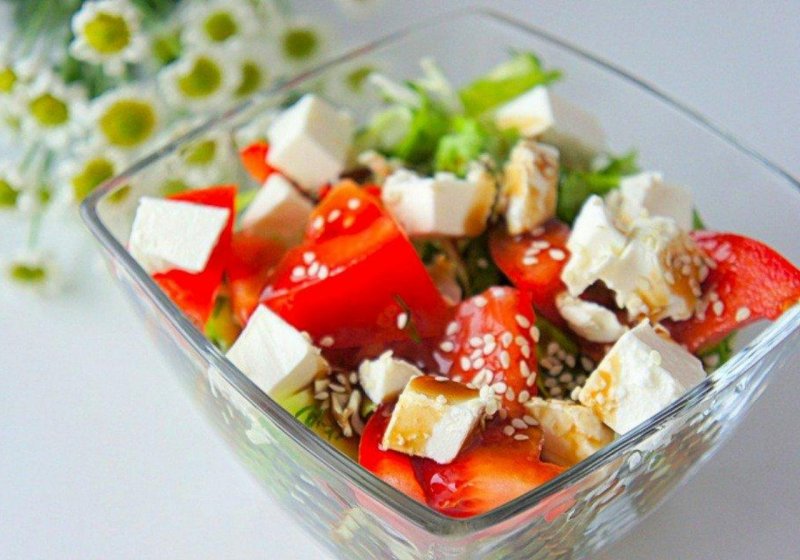 Салат с овощами и сыром Фета