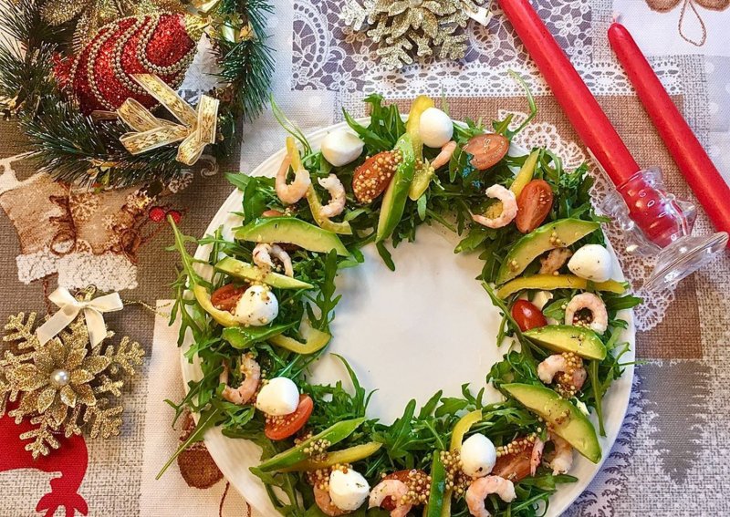 Слоеный новогодний салат с тунцом