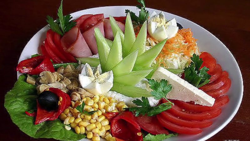 Красивая сервировка салатов