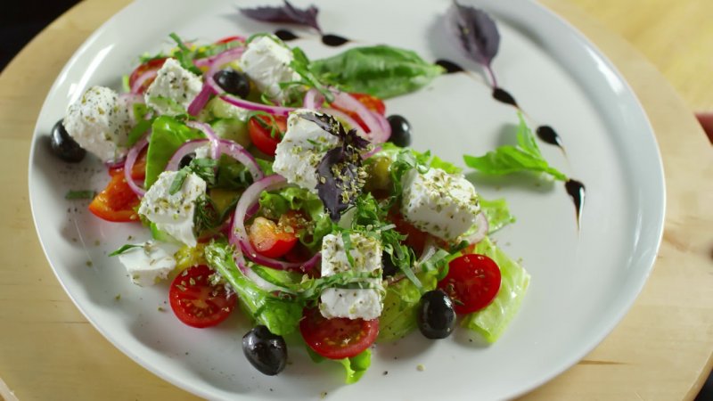 Греческий салат с бальзамическим кремом