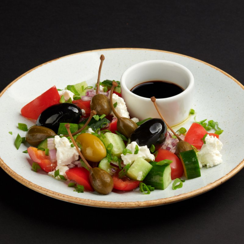 Салат овощной с маслинами и фетой