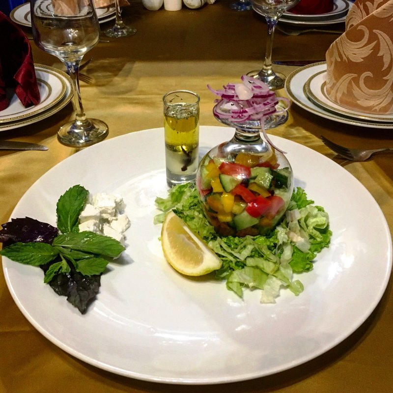 Сервировка греческого салата в элитных ресторанах