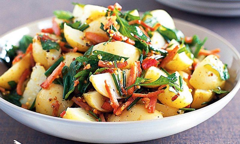 Салат с картофелем и беконом