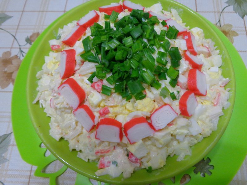 Вкусный салат из крабовых палочек