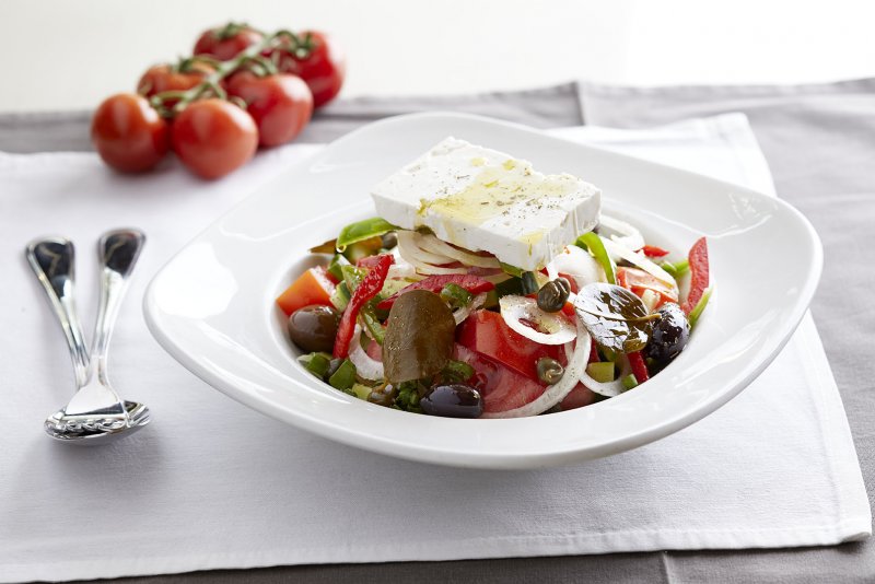 Греческий салат со страчетеллой