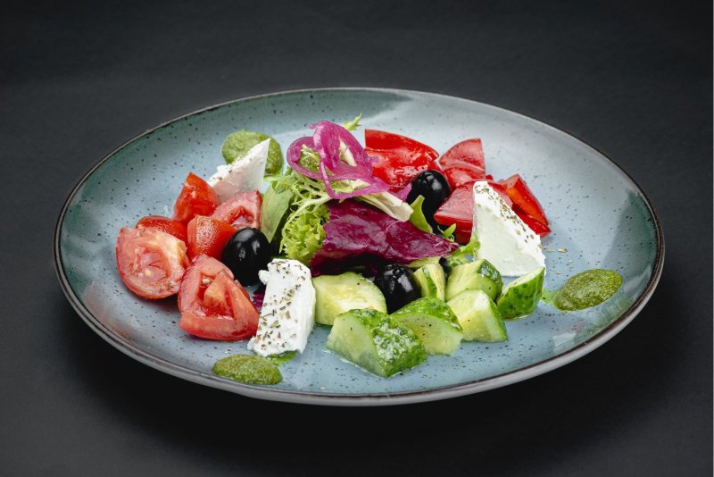 Греческий салат в кафе