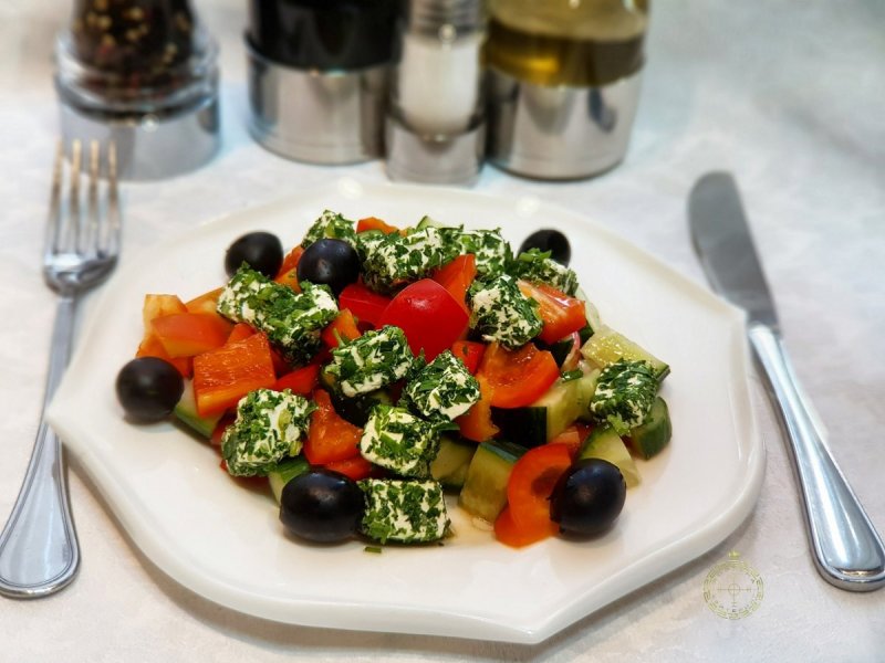 Греческий салат в бокале