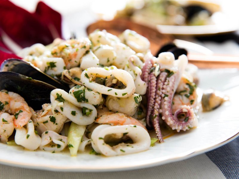 Красивый салат с морепродуктами