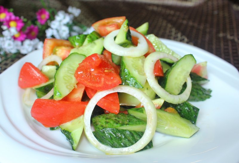 Салат из свежих овощей красивая подача