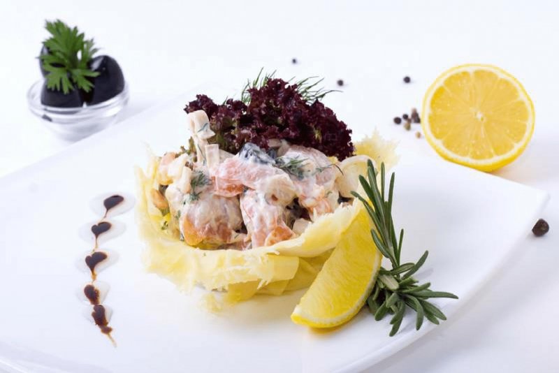Салат с морепродуктами ресторанная подача