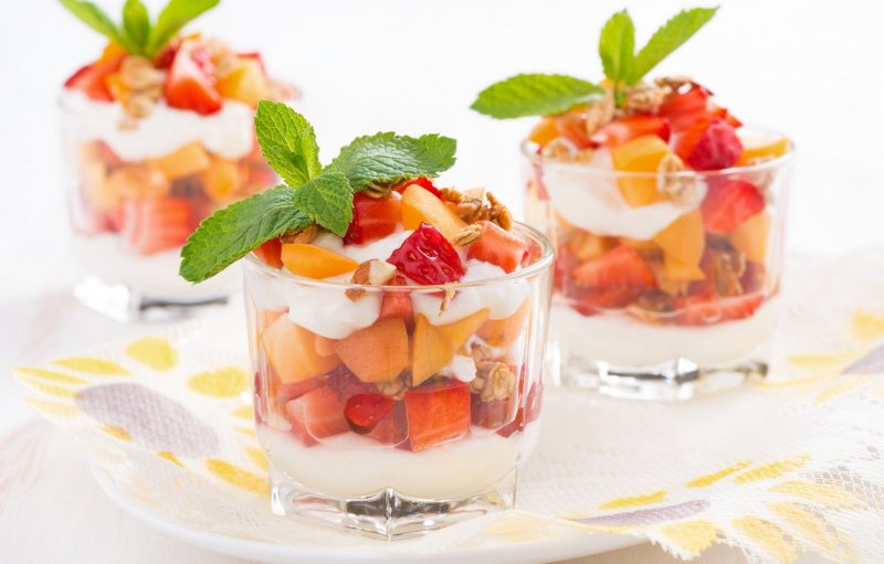 Десерт в креманках с фруктами
