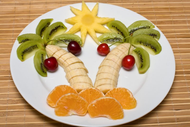 Из фруктов украшение для детей