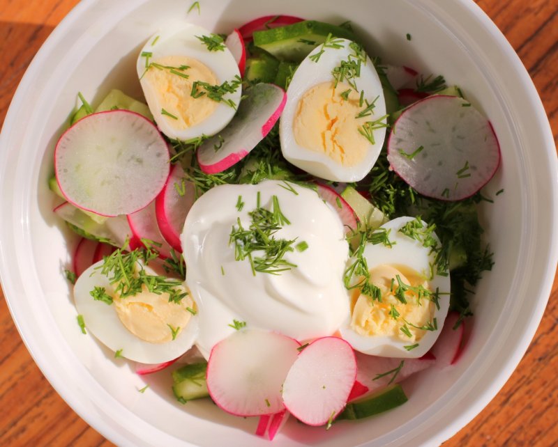 Салат с редисом и огурцом и яйцом