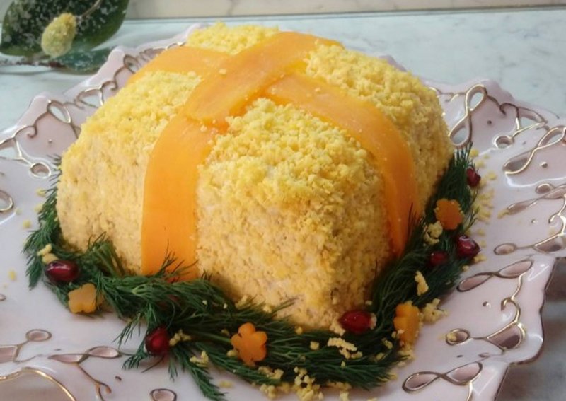 Новогоднее украшение салата Мимоза