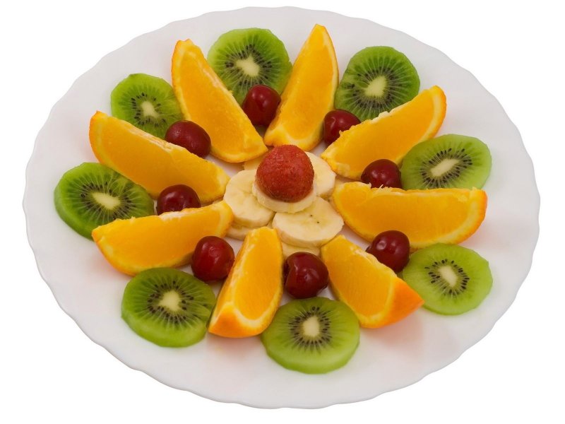 Композиция из фруктов на тарелке