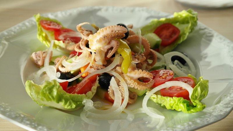 Салат с осьминогом и кальмаром