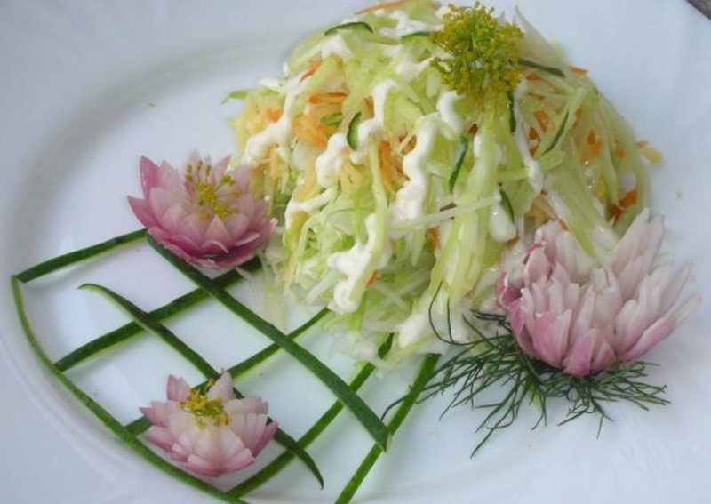 Красивая подача салата из капусты