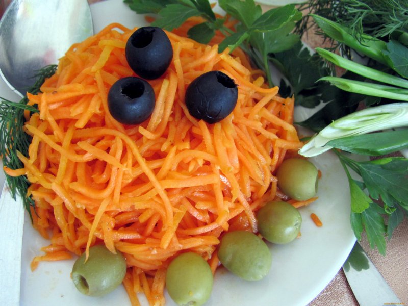 Витаминный салат с маслинами