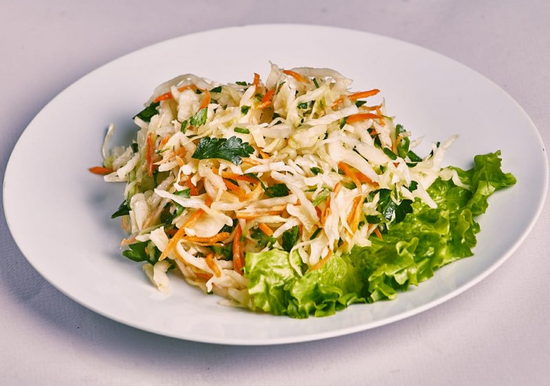 Салат витаминный на белом фоне