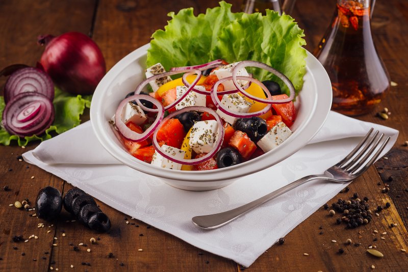 Греческий салат подача в ресторане